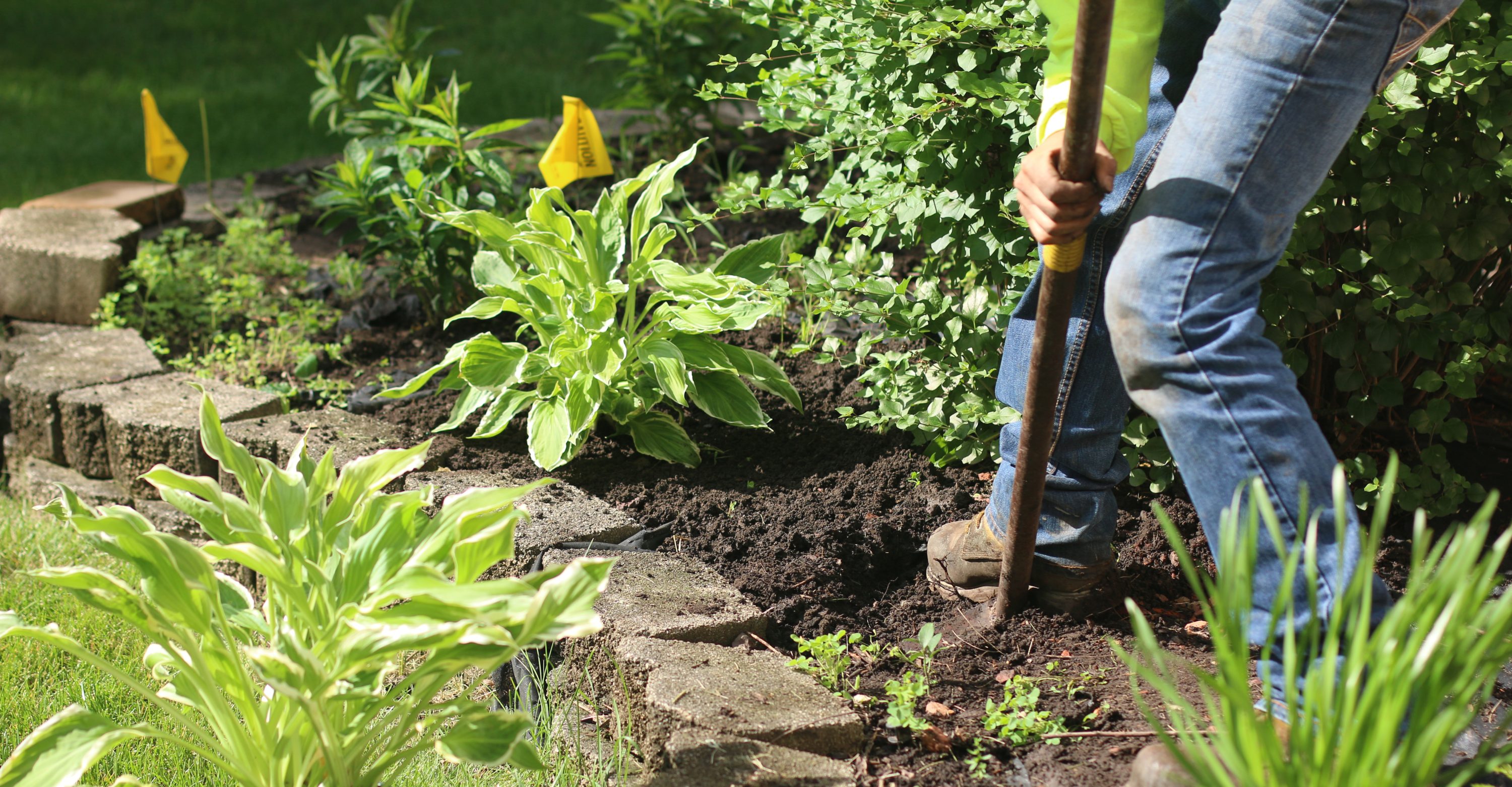 IMG_2955_homeowners_garden_flowerbedshotwithworker6-crop